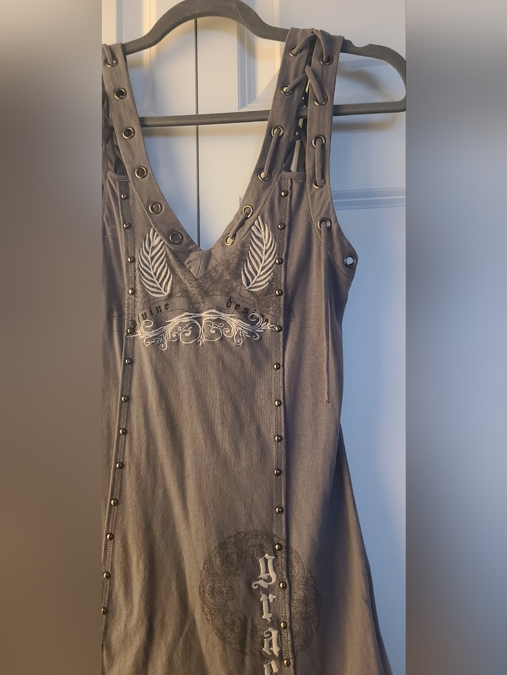 Teasure Rock Size Small Women's Gray Studded Graphic Tank Top - Picture 6 of 7